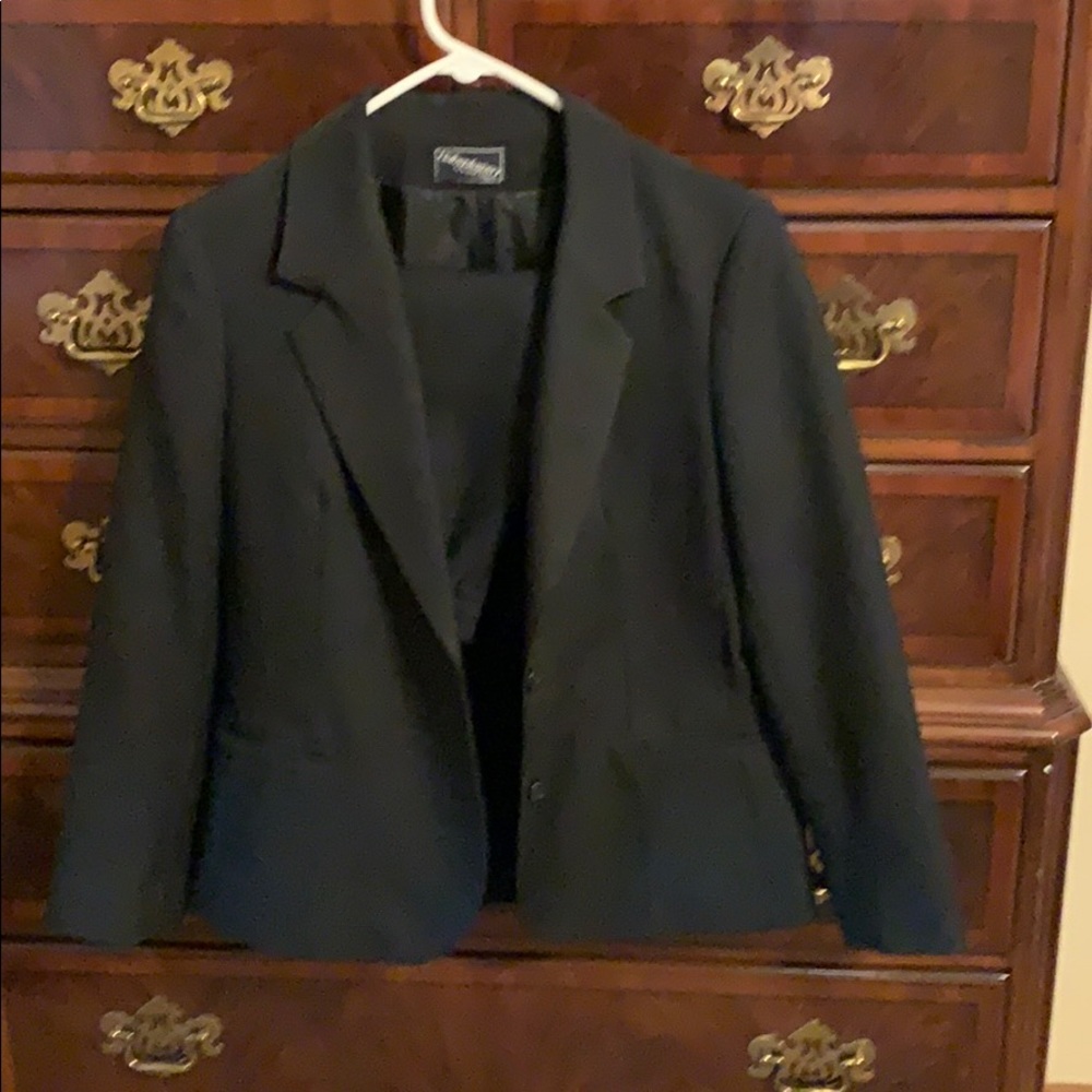 Black blazer & skirt: perfect office wear!